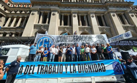 Alarma por el endeudamiento familiar: gremios y movimientos sociales marchan al Ministerio de Economía